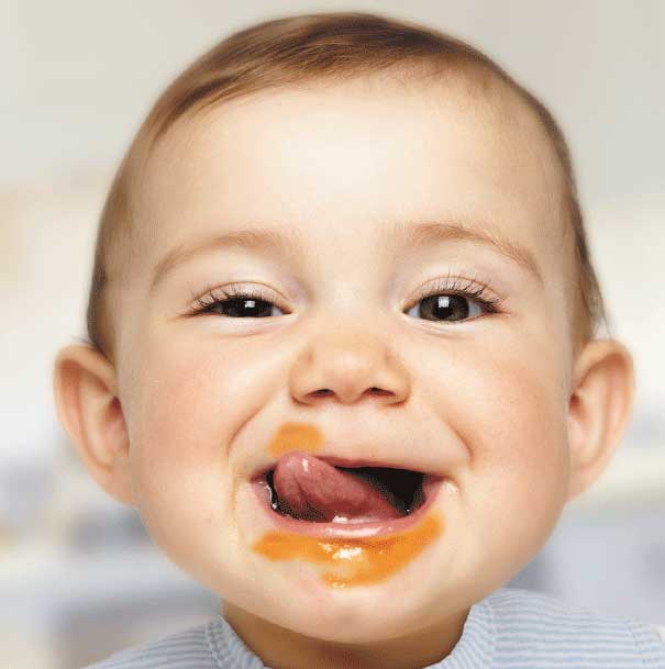 bebe comiendo